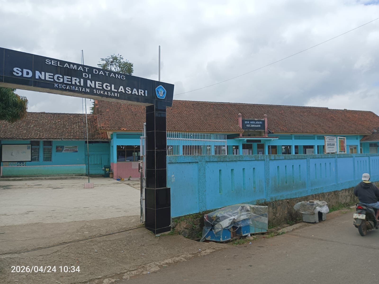 Guru Bertahan 15 Tahun di Rumah Dinas, Murid Berdesakan Saat (KBM) di SDN Neglasari