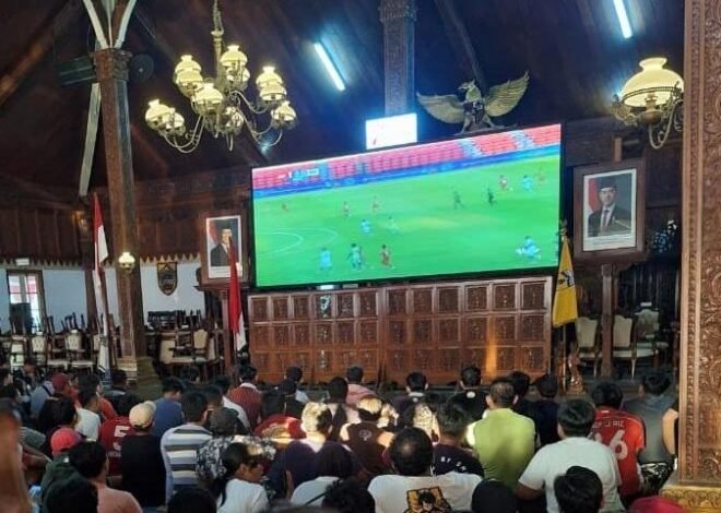 Warga Masyarakat Nobar Di Pendopo Kartini Jepara, Persijap Unggul 2 – 0 PSS Biak Meski Tanpa Penonton