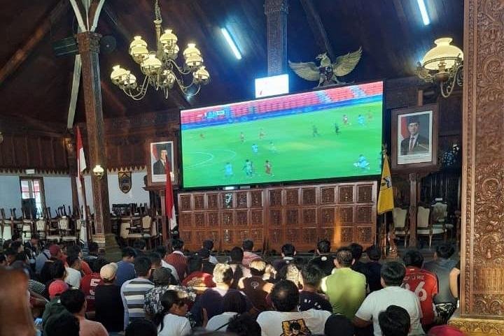 Warga Masyarakat Nobar Di Pendopo Kartini Jepara, Persijap Unggul 2 – 0 PSS Biak Meski Tanpa Penonton