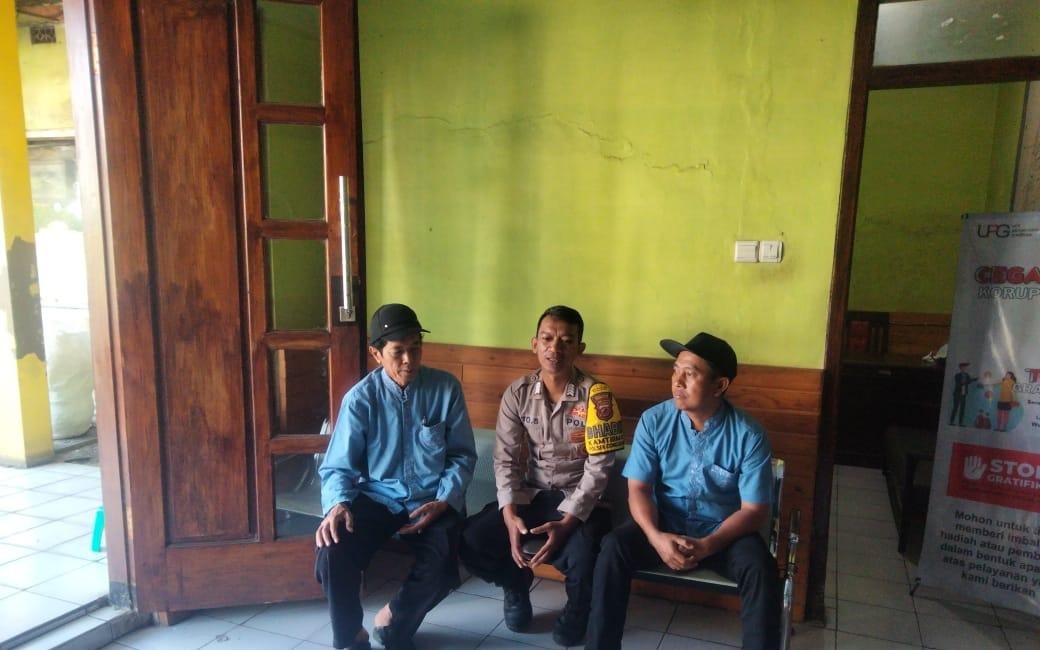 SATLANTAS POLRES SUMEDANG TINGKATKAN KESELAMATAN BERLALU LINTAS MELALUI SAMBANG DAN EDUKASI KEPADA MASYARAKAT