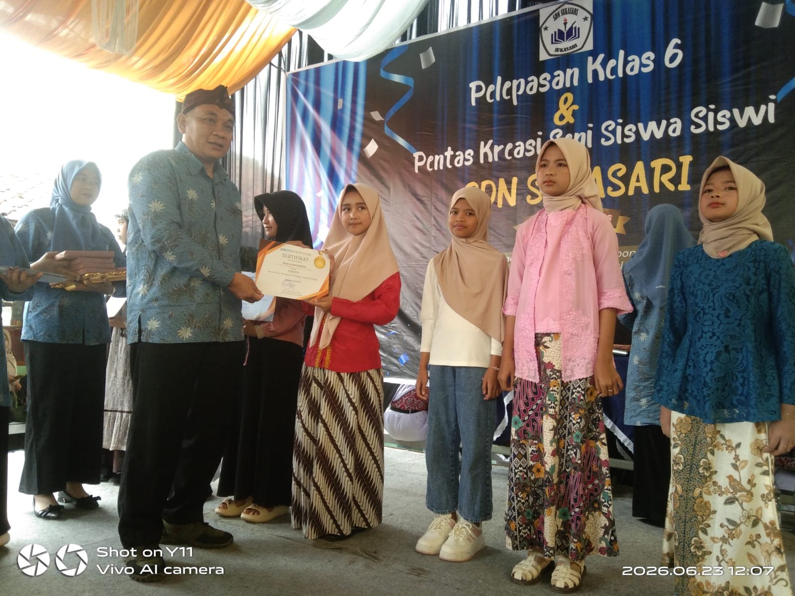 Pelepasan 60 Siswa Kelas VI SDN Sukasari Tahun Ajaran 2025/2026 Berlangsung Meriah dan Penuh Haru