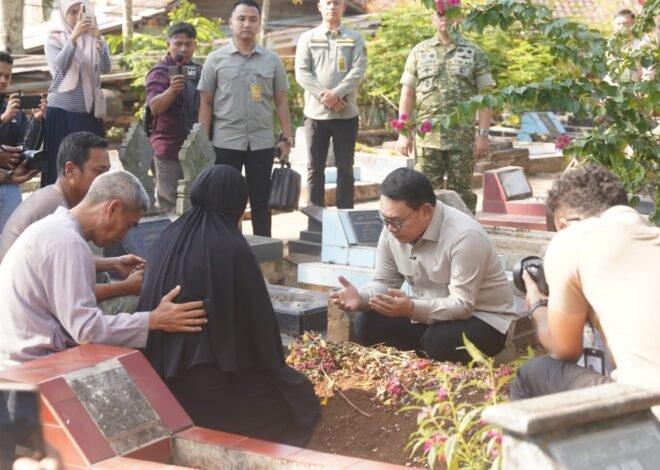 Bupati Dony Dampingi Kepala Staf Presiden Takziah ke Rumah Duka Calon Manajer Kopdeskel Merah Putih