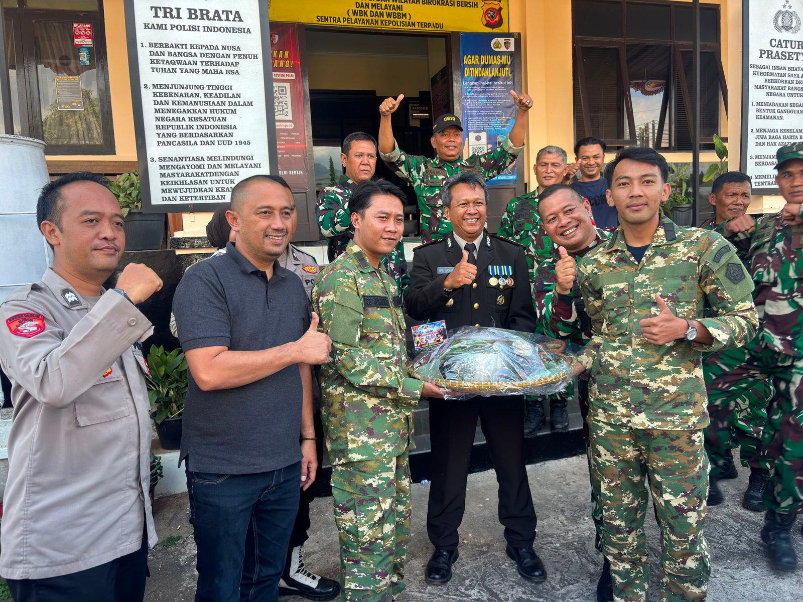 Dikira Mau Demo, Pasukan TNI Geruduk 3 Mapolsek di Tanjungsari Bawa ‘Serangan Dadakan’ Nasi Liwet.
