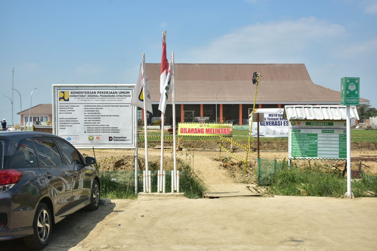 Kepastian tersebut disampaikan Bupati Sumedang H. Dony Ahmad Munir saat meninjau langsung lokasi pembangunan