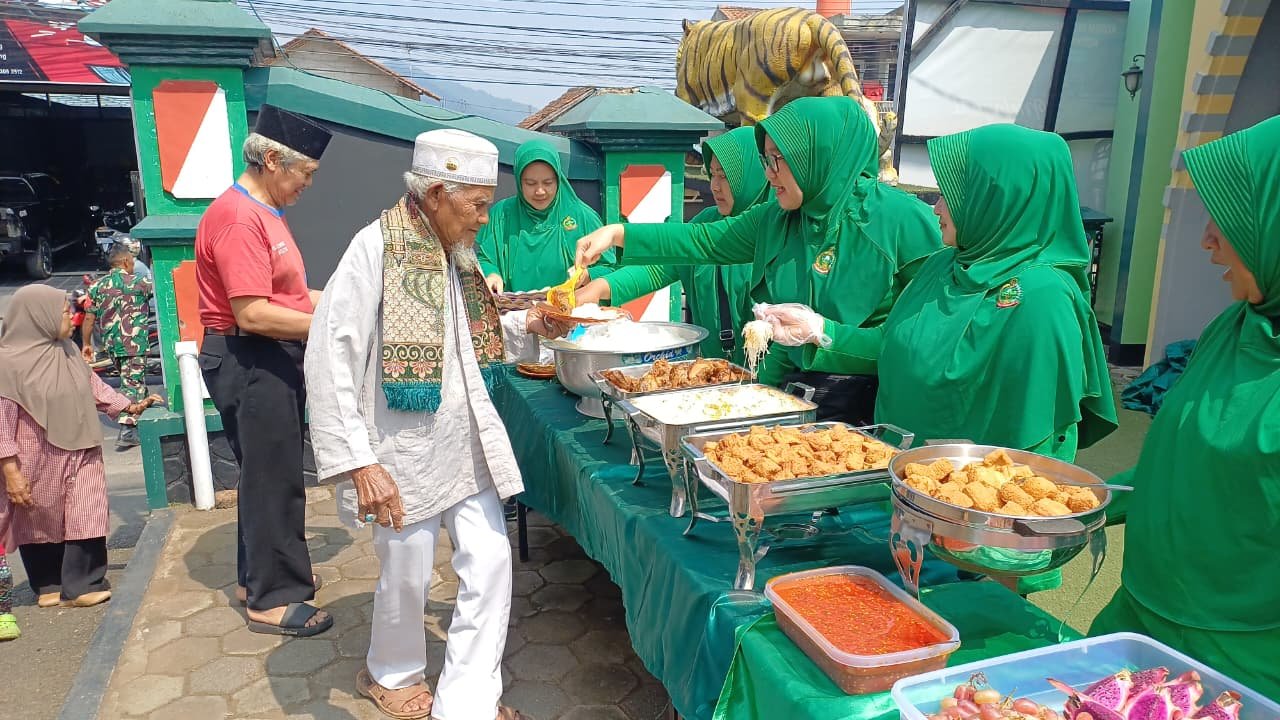 Air Mata Bahagia di Markas TNI: Saat Dandanan Loreng Melayani Piring-Piring Kosong Para Pejuang Jalanan