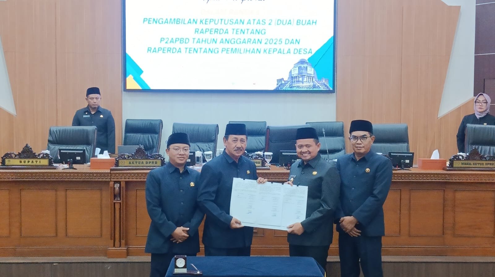  DPRD Kabupaten Sumedang Sahkan 2 Raperda: P2APBD 2025 dan Pemilihan Kepala Desa