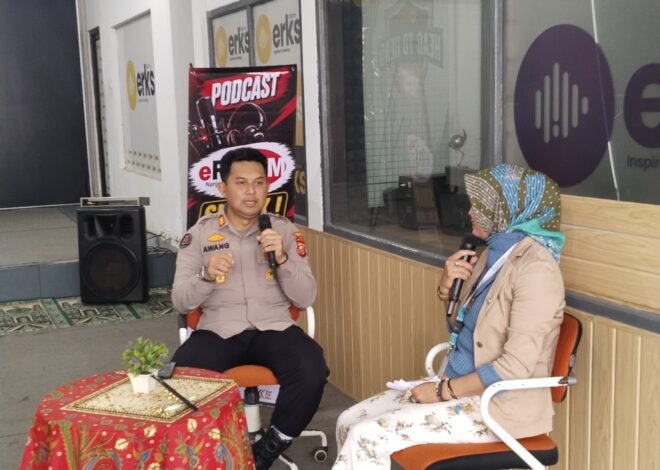 Kasi Humas Polres Sumedang Edukasi Pelajar Melalui Podcast MPLS Bersama Radio ERKS