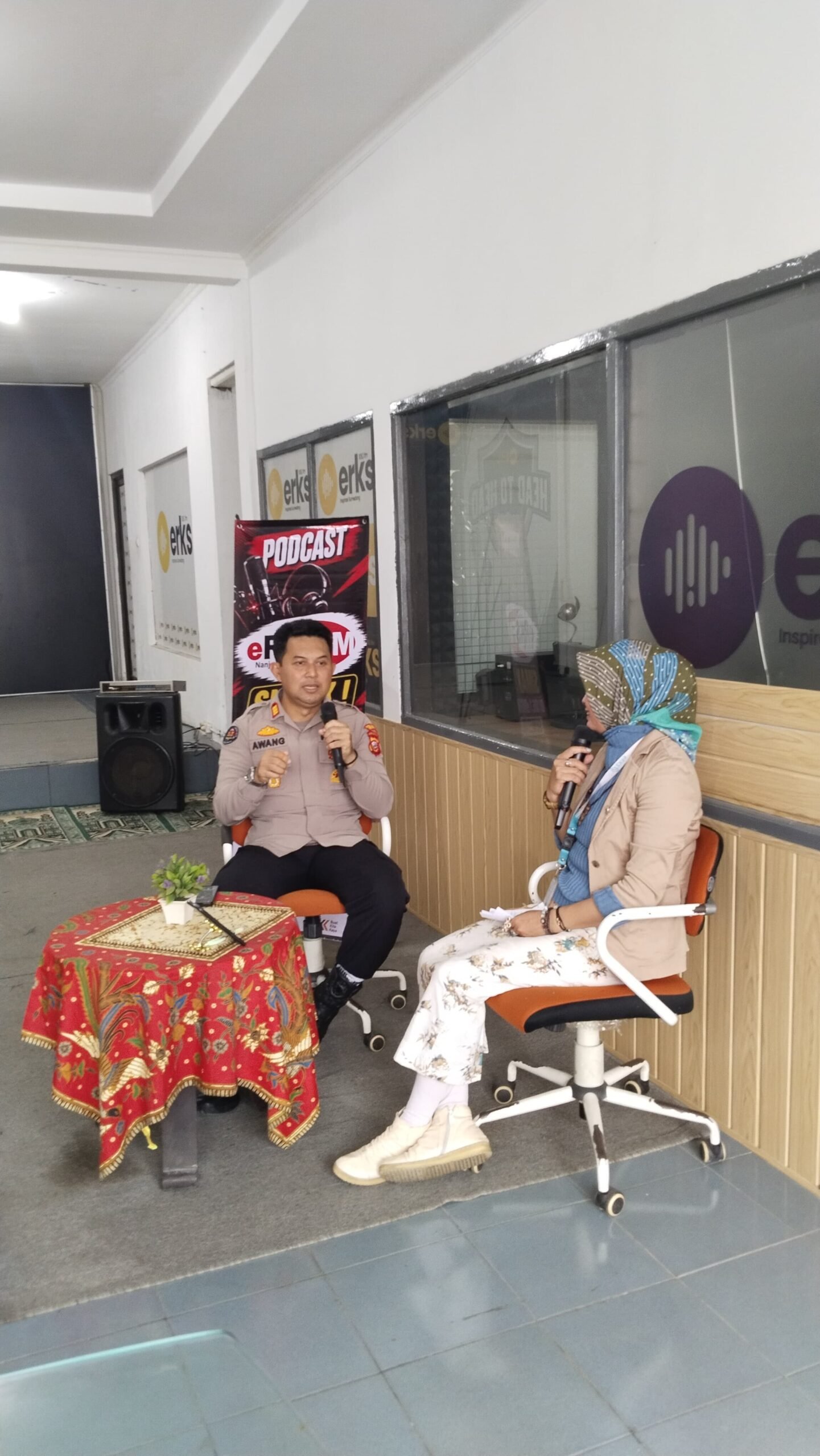 Kasi Humas Polres Sumedang Edukasi Pelajar Melalui Podcast MPLS Bersama Radio ERKS