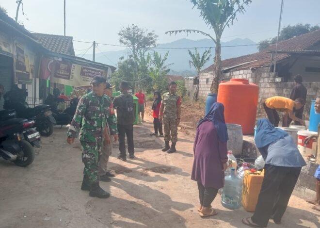 Tanggap Dampak Kemarau, Kodim 0610/Sumedang Salurkan Ribuan Liter Air Bersih untuk Warga Pamulihan