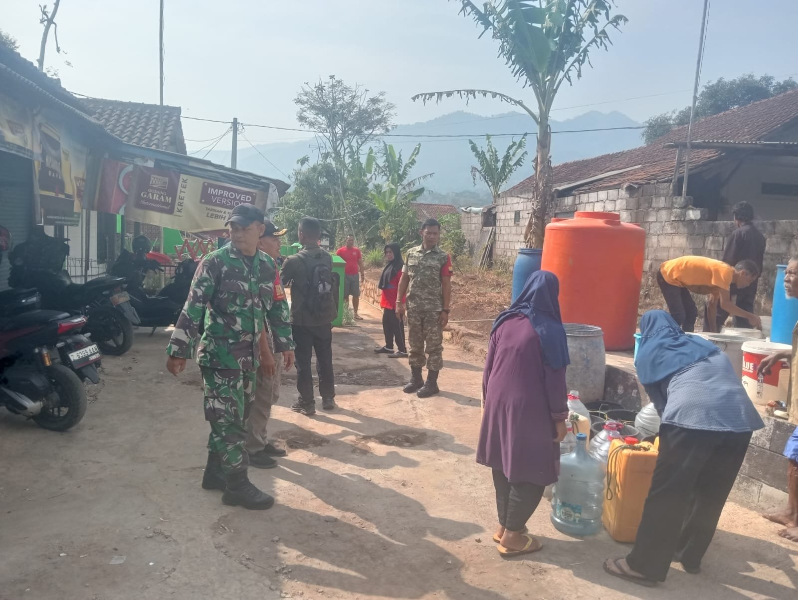 Tanggap Dampak Kemarau, Kodim 0610/Sumedang Salurkan Ribuan Liter Air Bersih untuk Warga Pamulihan